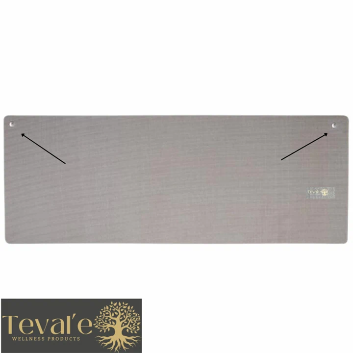 משטח גראונדינג לרגליים על הרצפה ליד שולחן